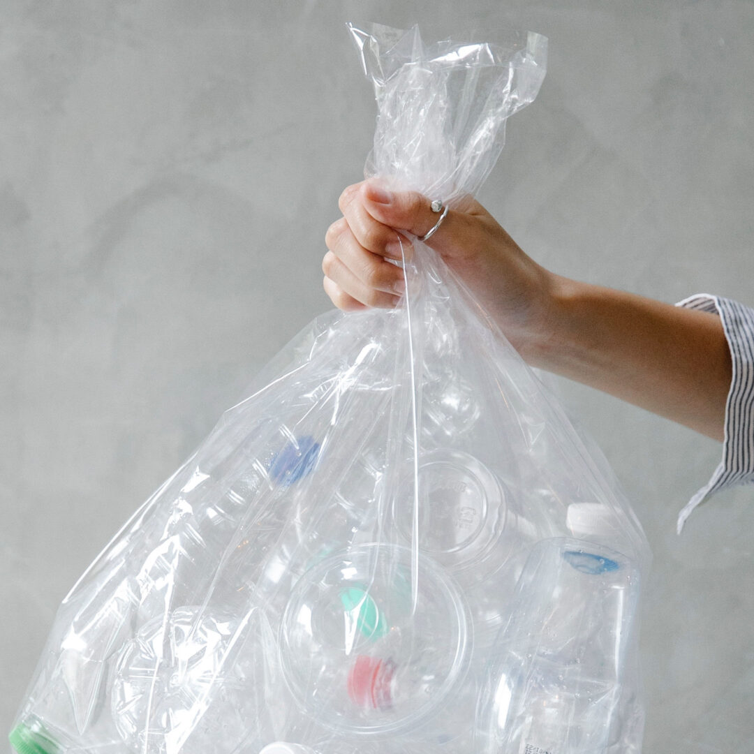 Een zak gevuld met plastic